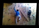 Nens practicant escalada en un rocòdrom: vídeo. | Recurso educativo 681939