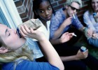 Adolescentes consumindo alcol e tabaco | Recurso educativo 684040