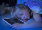 Niña durmiendo en la cama con un i-pad | Recurso educativo 686256